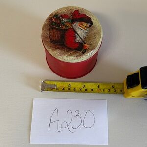 Vtg Festive 1986 Santa Claus Red Holiday Tin